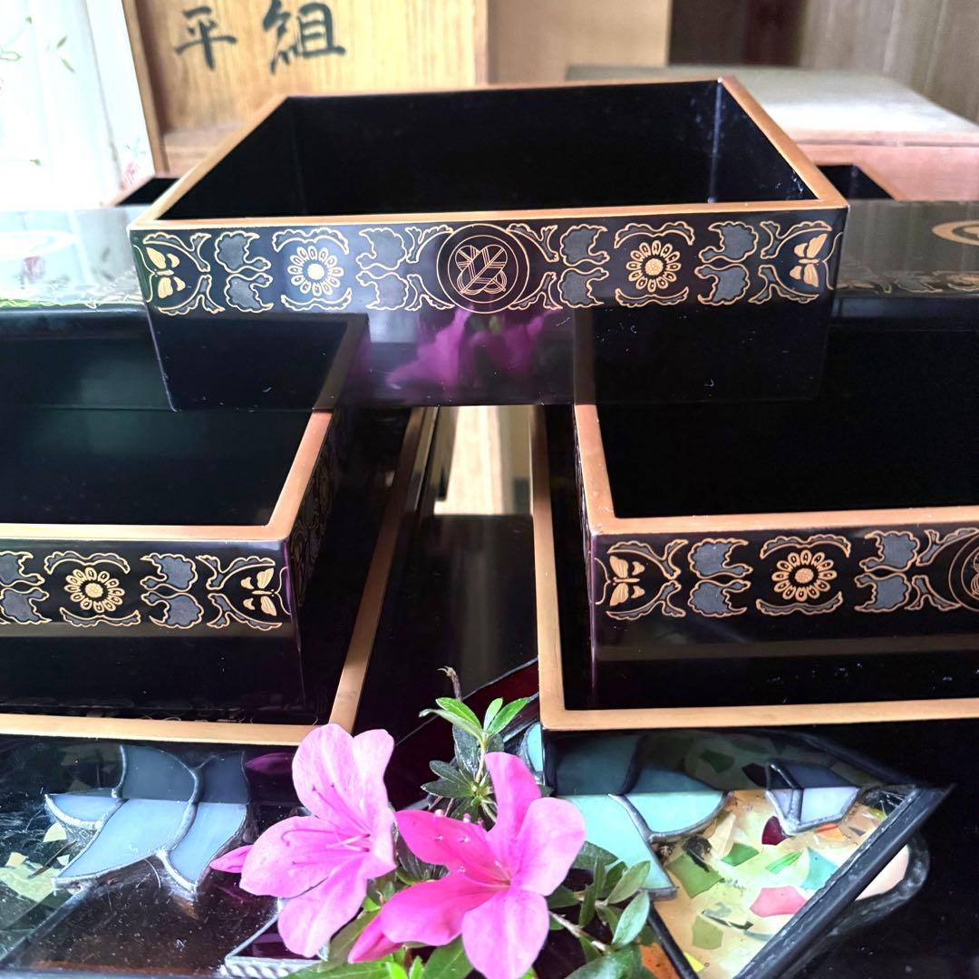 2167様感謝‼️JAPAN蒔絵鷹の羽家紋と蝶鳥花五段重二枚蓋と重ね盆二枚木箱入