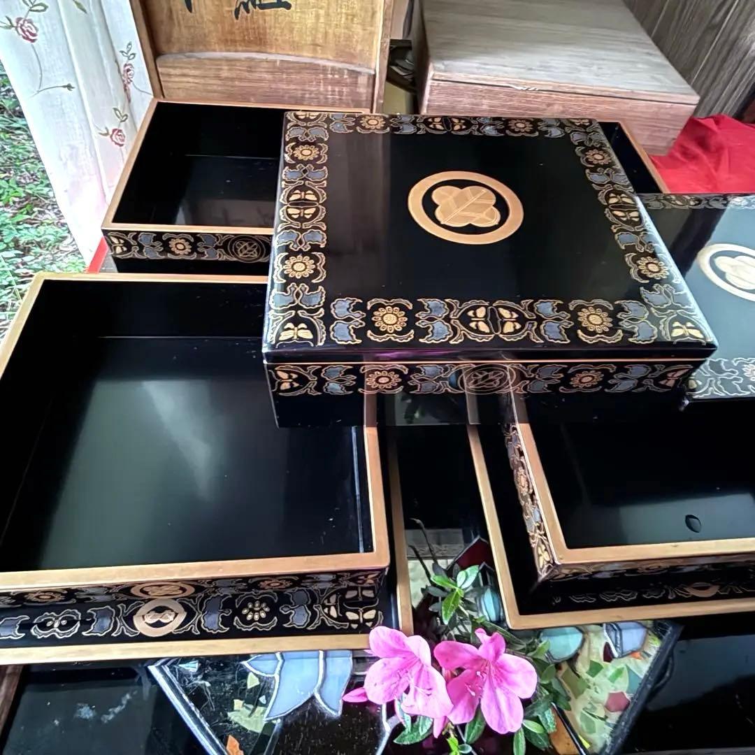 2167様感謝‼️JAPAN蒔絵鷹の羽家紋と蝶鳥花五段重二枚蓋と重ね盆二枚木箱入