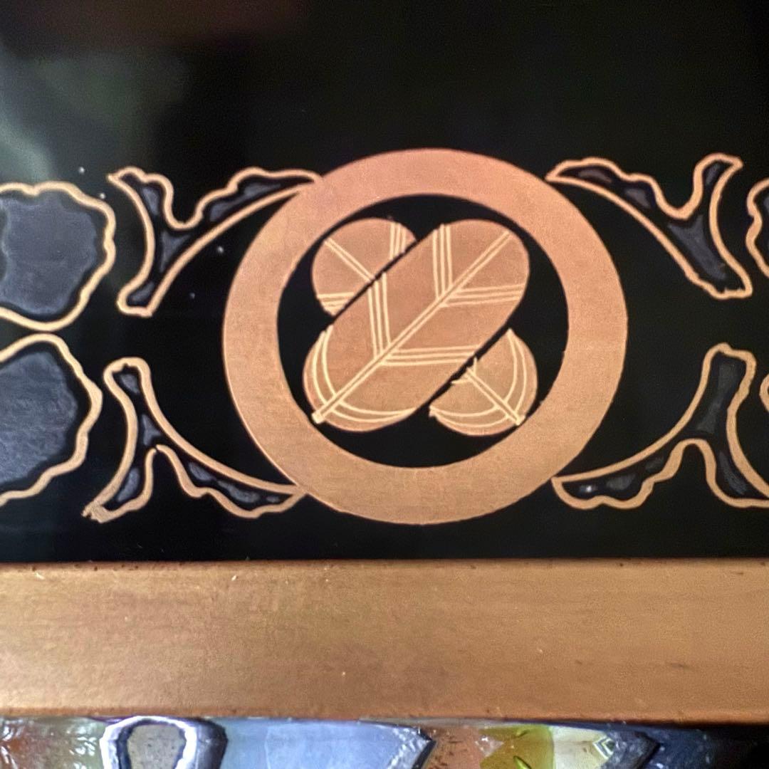 2167様感謝‼️JAPAN蒔絵鷹の羽家紋と蝶鳥花五段重二枚蓋と重ね盆二枚木箱入