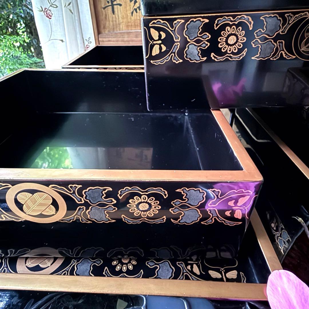 2167様感謝‼️JAPAN蒔絵鷹の羽家紋と蝶鳥花五段重二枚蓋と重ね盆二枚木箱入