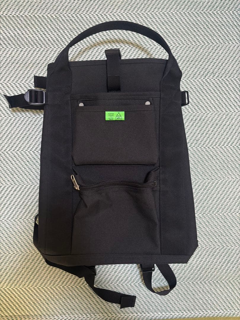 ブラックナイロンリュック・バックパック