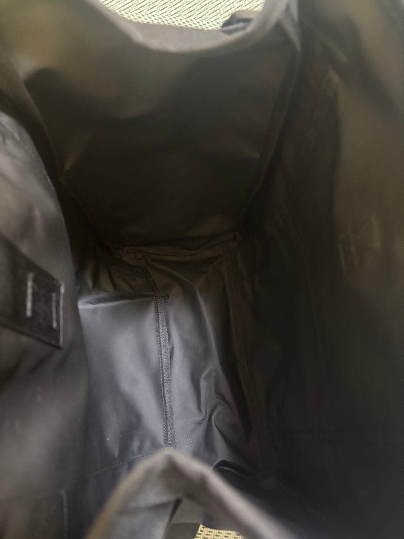 ブラックナイロンリュック・バックパック