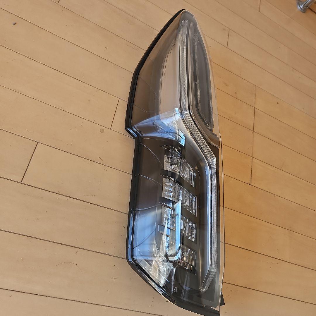 NBOXカスタム　JF-3 左テールランプ　33550-TTA-J513-M1