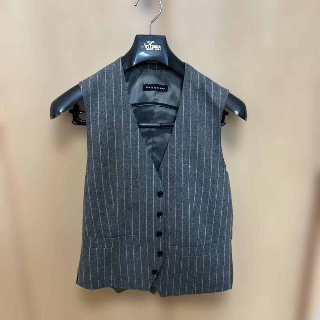 トゥモローランド　グレー ストライプ ビジネススーツ　ベスト付き
