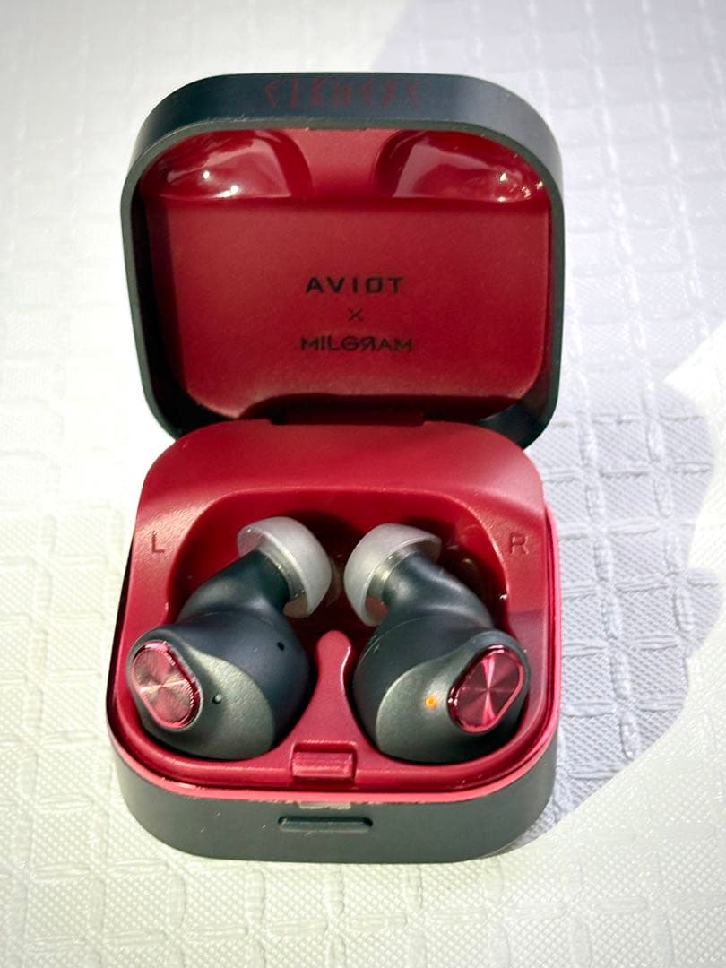AVIOT × MILGRAMワイヤレスイヤホンケース 黒 赤