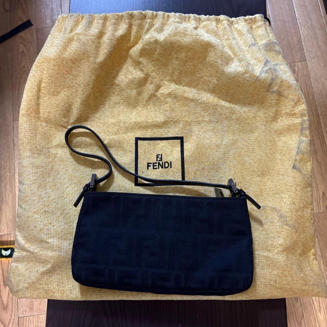 Fendi ブラック ショルダーバッグ