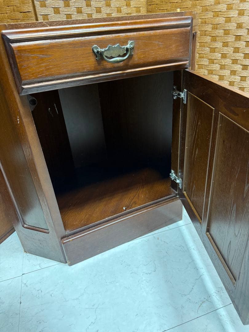 アンティークコーナーカップボード