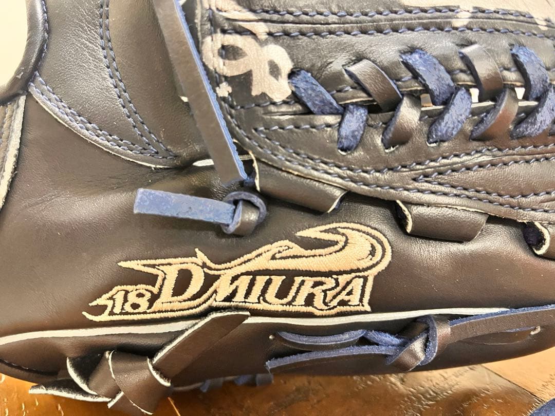 ハ*ス様 横浜denaベイスターズ　三浦大輔監督サイン入り グローブ