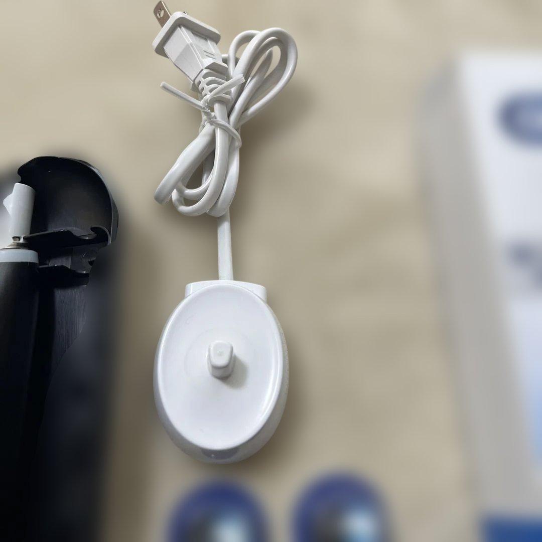 oral-B iO5電動歯ブラシ本体 充電器・ケース　付け替えブラシ合計8本