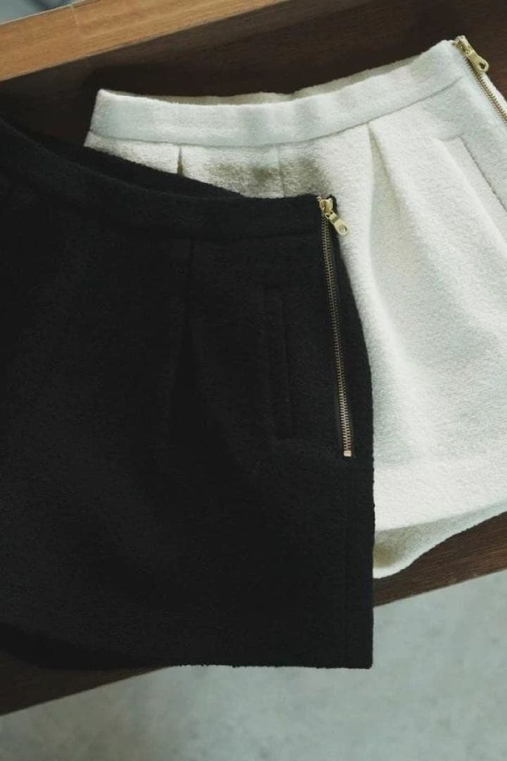 新品 Sheller シェリエ ゴールドZIP ショートパンツ ホワイト 白