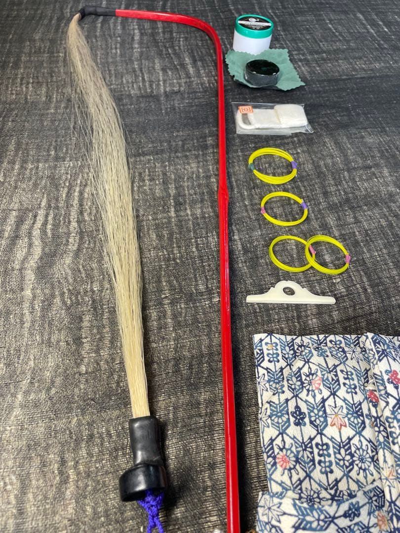 和胡弓（紅木材）　　胴花梨材 竹弓馬毛　　トランクケース 付属品