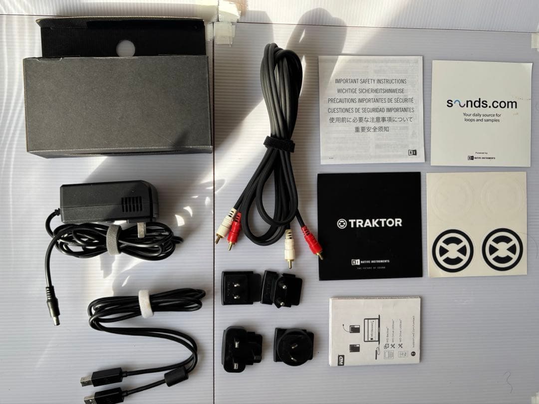 Traktor Kontrol S4 MK3 DJコントローラー