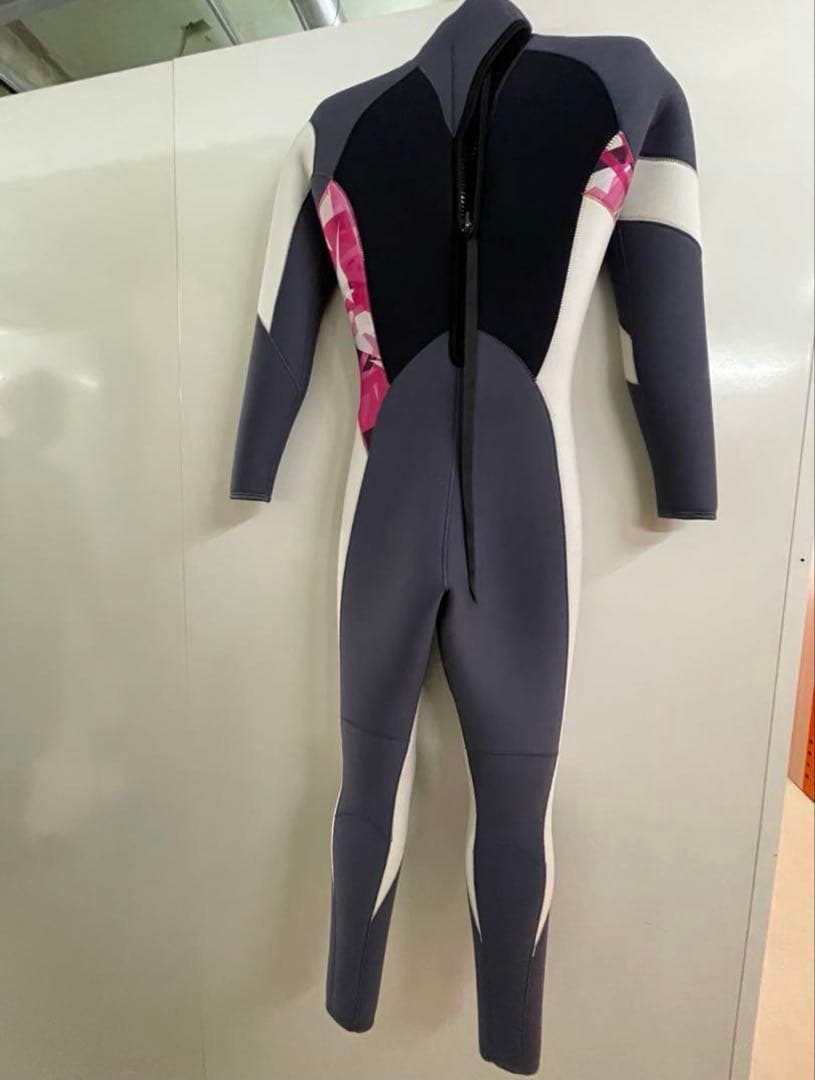 ウェットスーツ　ハンガー付き！