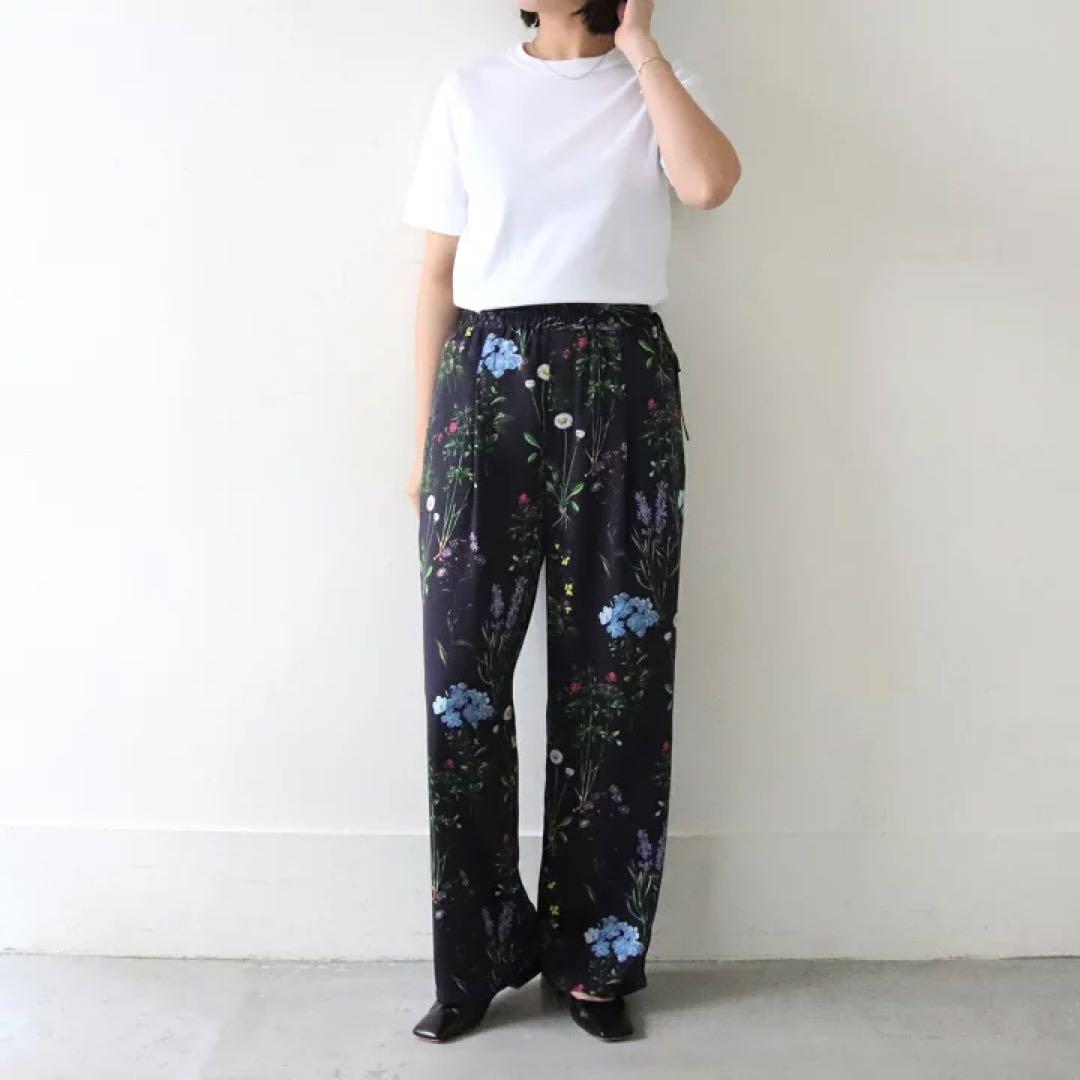 早割9/16まで【試着のみ】TICCA フラワープリントパンツ ネイビー 日本製