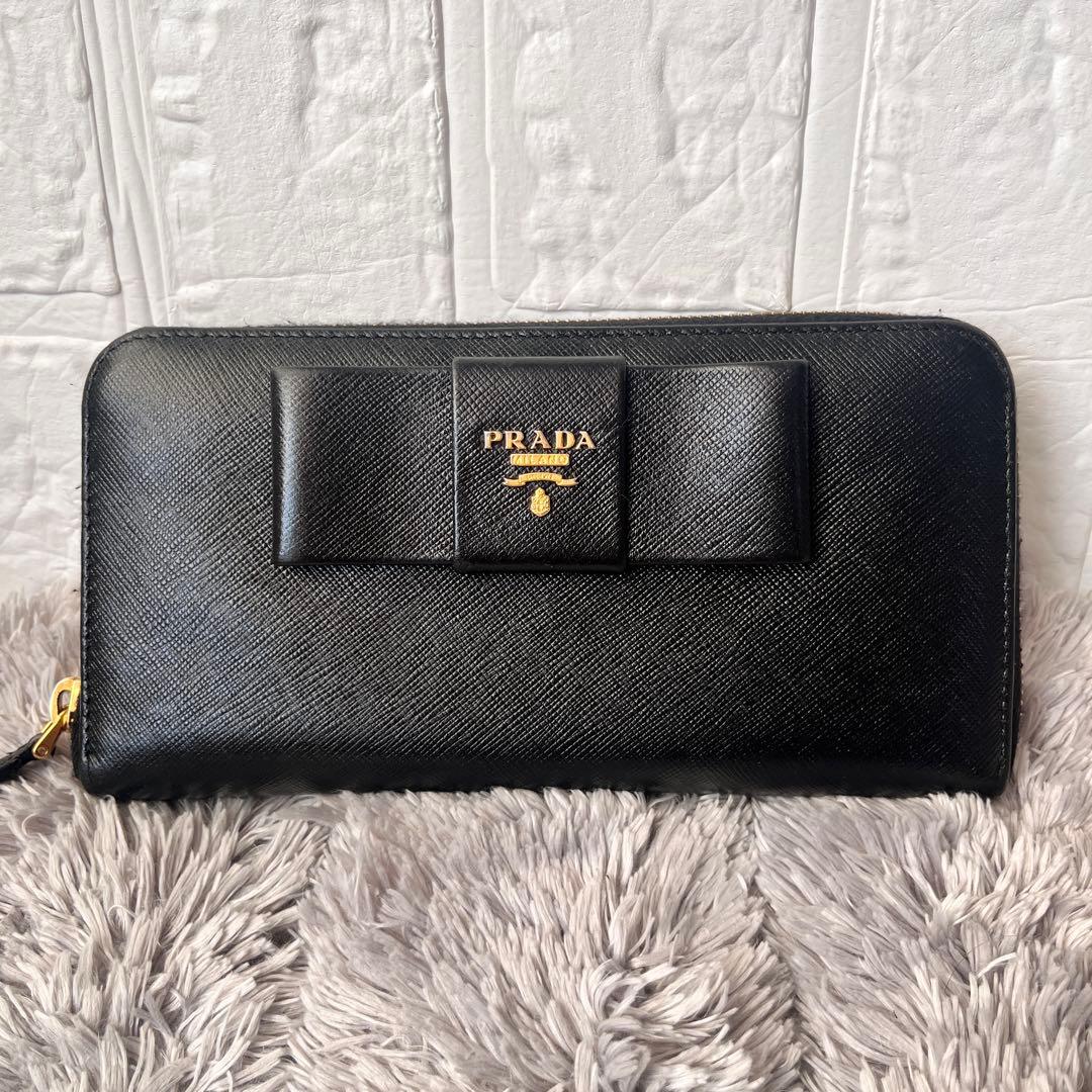 美品✨PRADA サフィアーノ　フィオッコ　メタルロゴ　ラウンドファスナー　黒