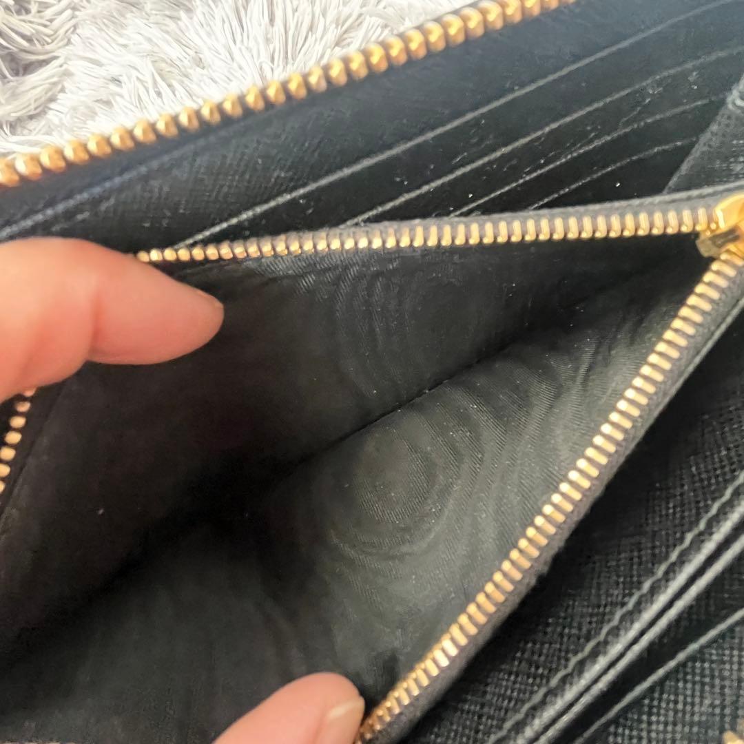 美品✨PRADA サフィアーノ　フィオッコ　メタルロゴ　ラウンドファスナー　黒