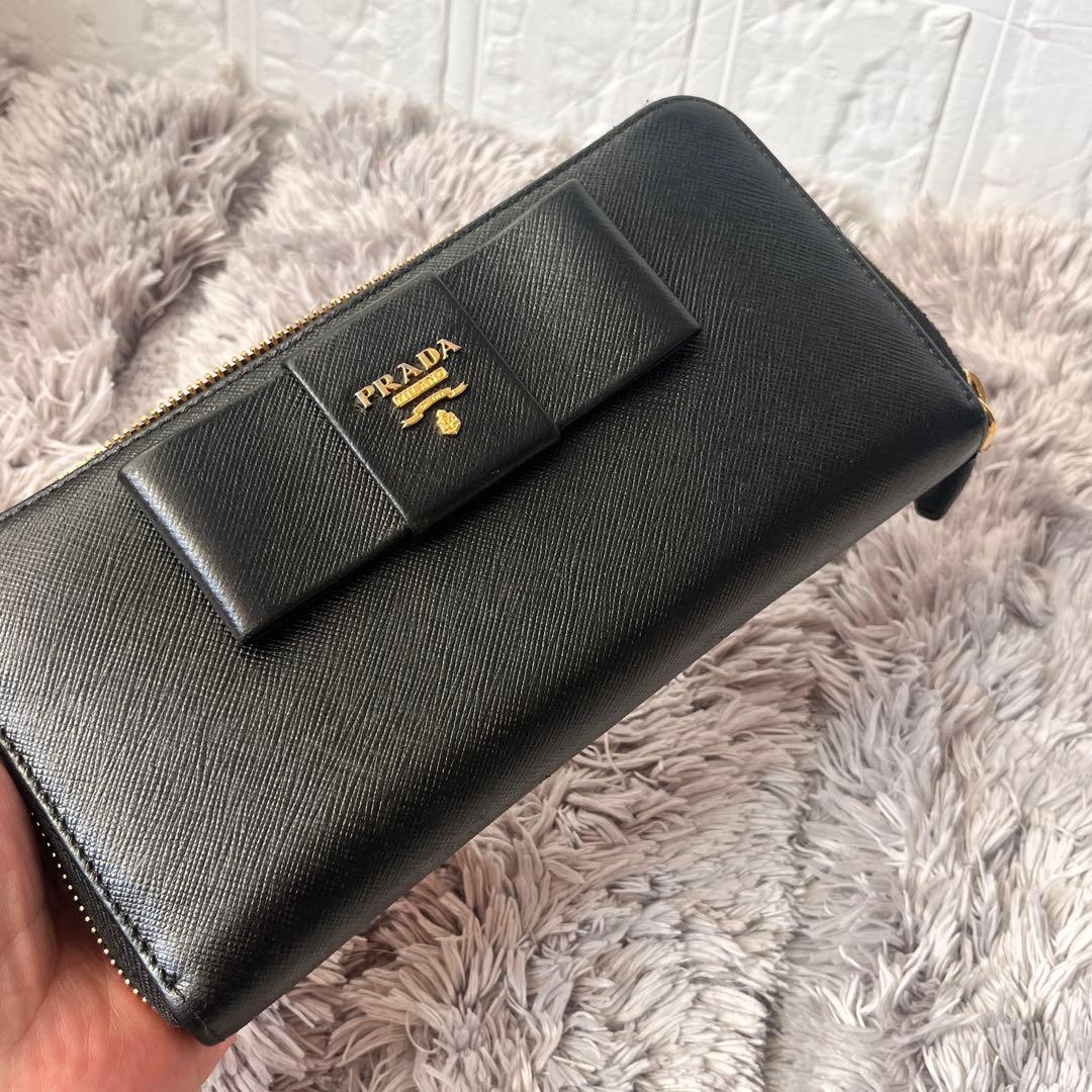 美品✨PRADA サフィアーノ　フィオッコ　メタルロゴ　ラウンドファスナー　黒