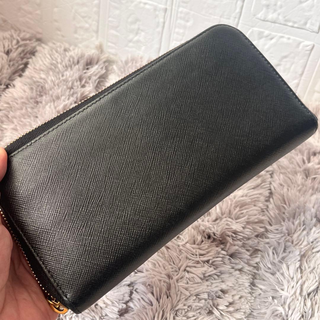 美品✨PRADA サフィアーノ　フィオッコ　メタルロゴ　ラウンドファスナー　黒