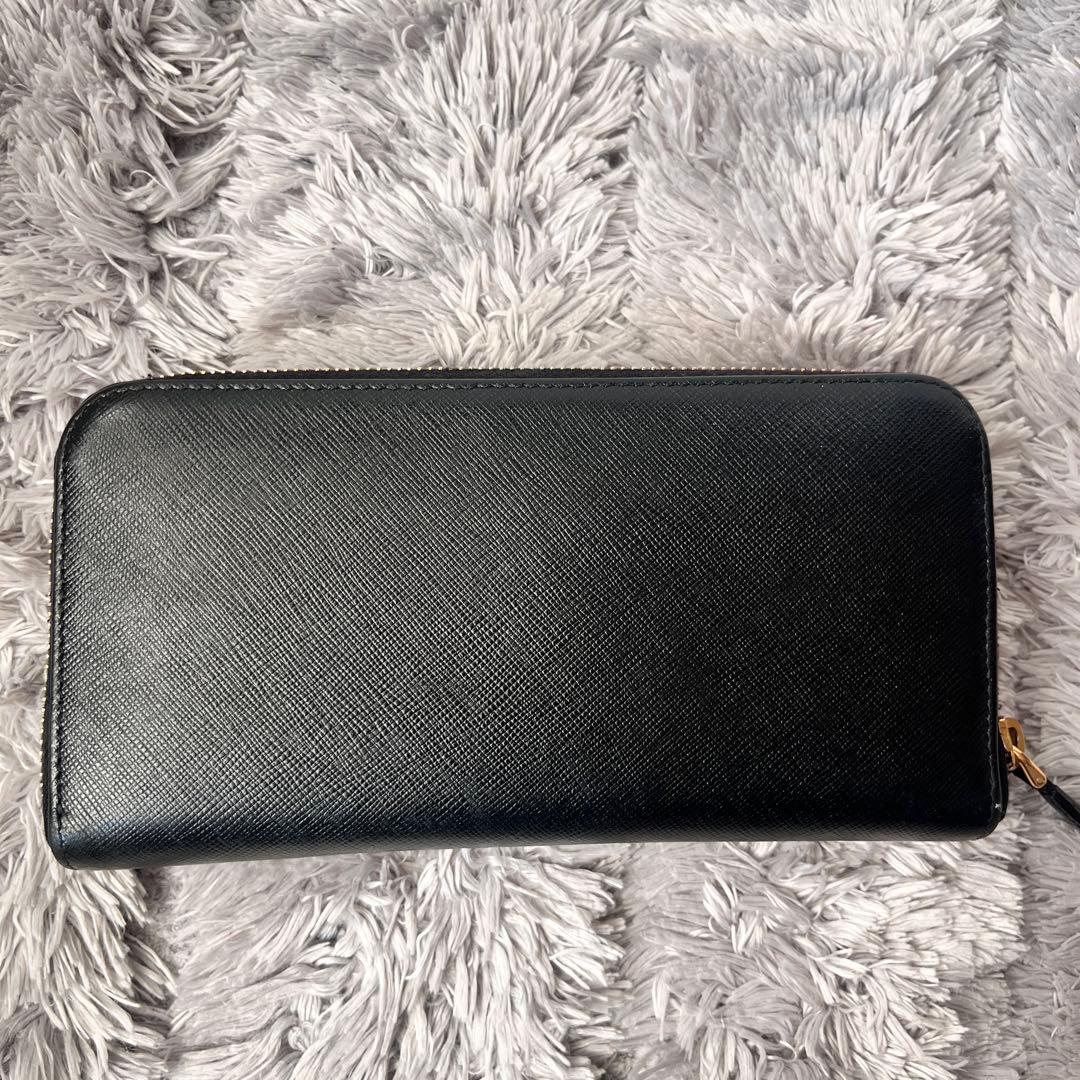 美品✨PRADA サフィアーノ　フィオッコ　メタルロゴ　ラウンドファスナー　黒