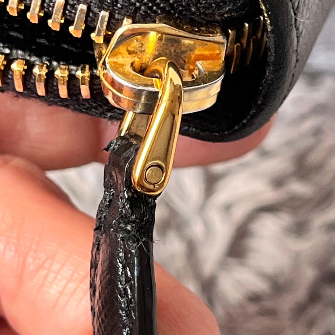 美品✨PRADA サフィアーノ　フィオッコ　メタルロゴ　ラウンドファスナー　黒