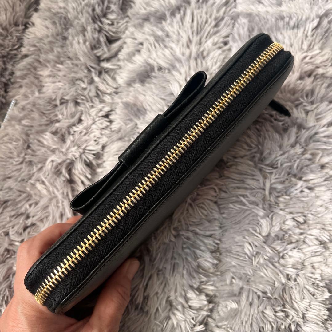 美品✨PRADA サフィアーノ　フィオッコ　メタルロゴ　ラウンドファスナー　黒