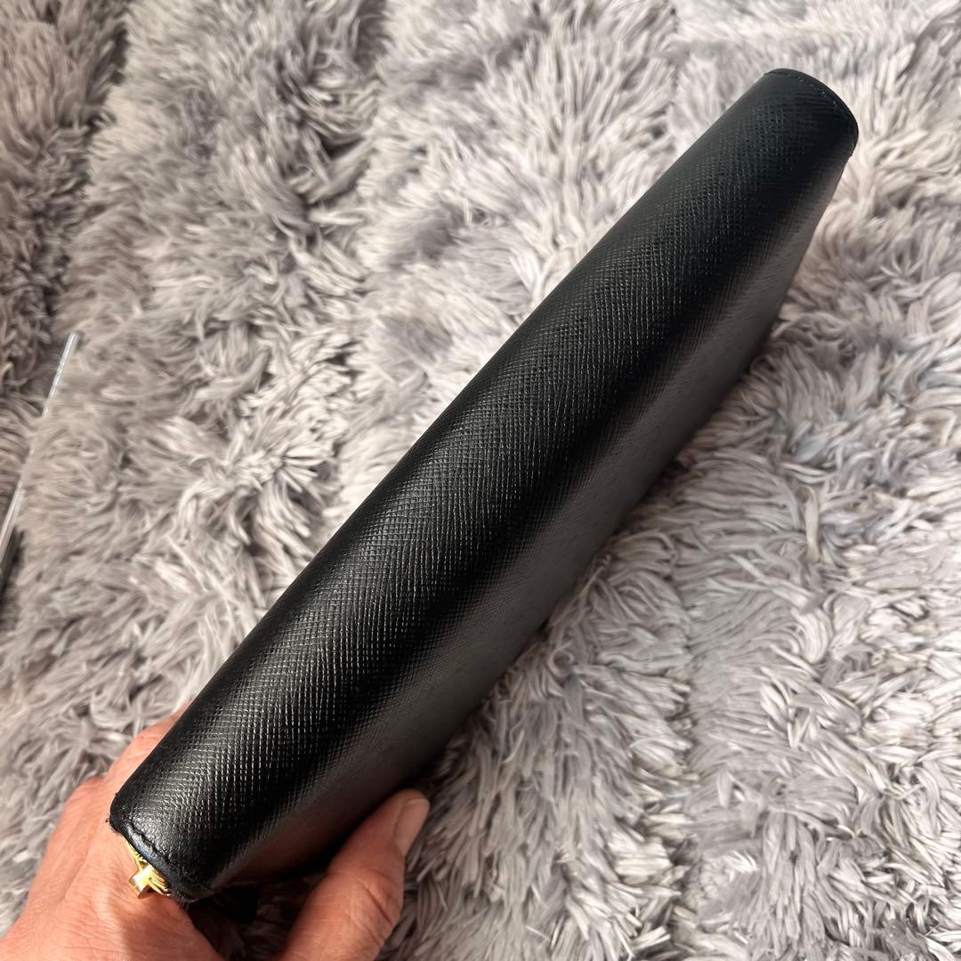 美品✨PRADA サフィアーノ　フィオッコ　メタルロゴ　ラウンドファスナー　黒