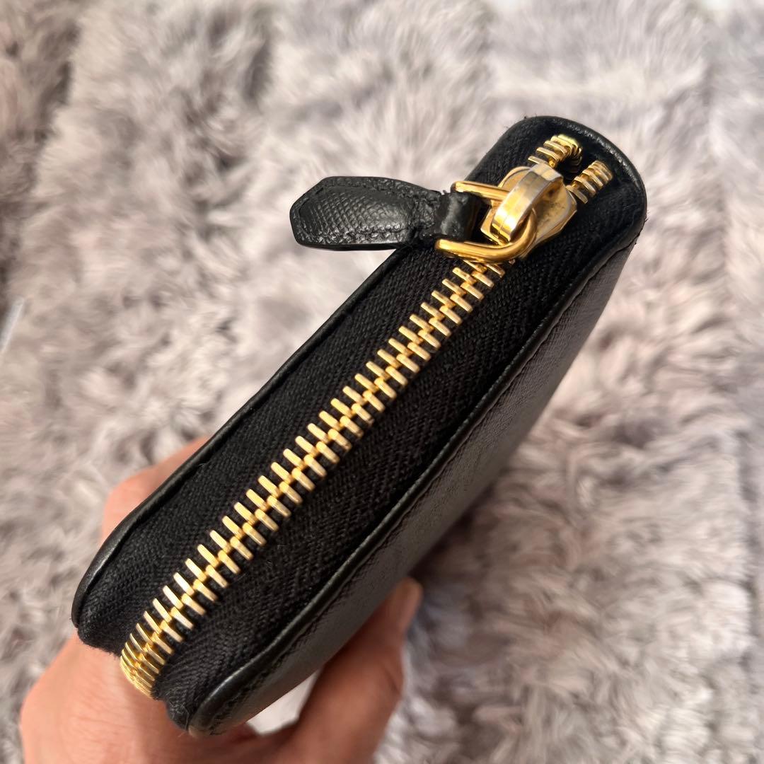美品✨PRADA サフィアーノ　フィオッコ　メタルロゴ　ラウンドファスナー　黒