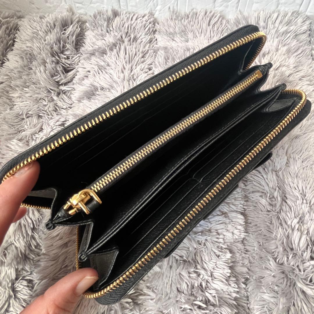 美品✨PRADA サフィアーノ　フィオッコ　メタルロゴ　ラウンドファスナー　黒