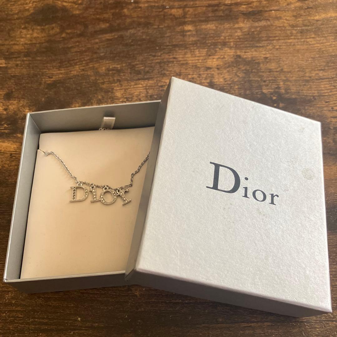 Dior シルバー ロゴネックレス クリスタル付き