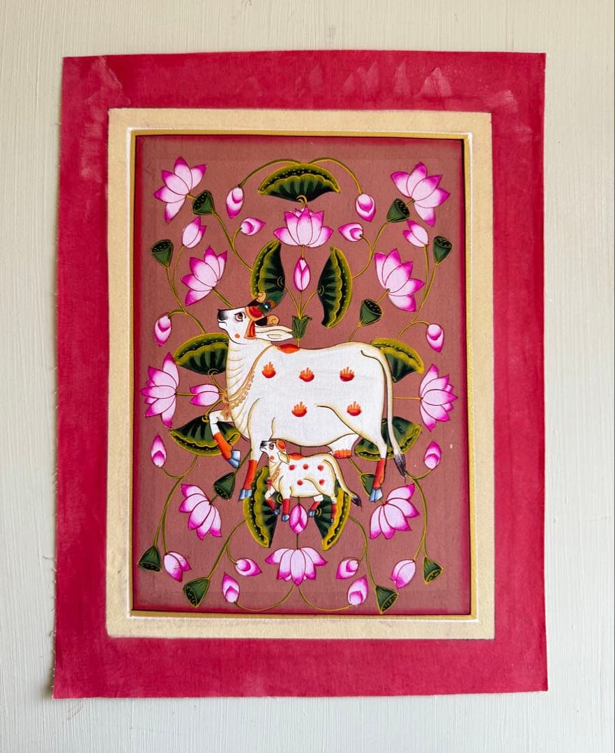 インド手描きピチャワイ画　牛と蓮の花の絵画