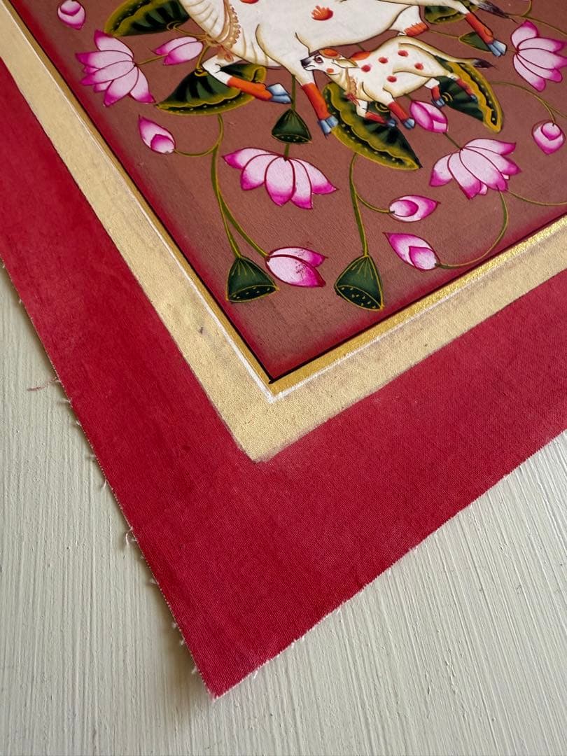 インド手描きピチャワイ画　牛と蓮の花の絵画