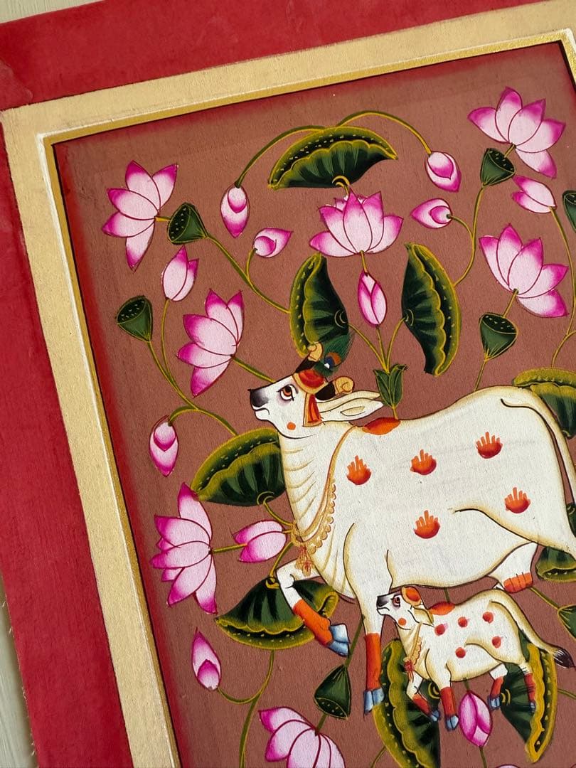 インド手描きピチャワイ画　牛と蓮の花の絵画