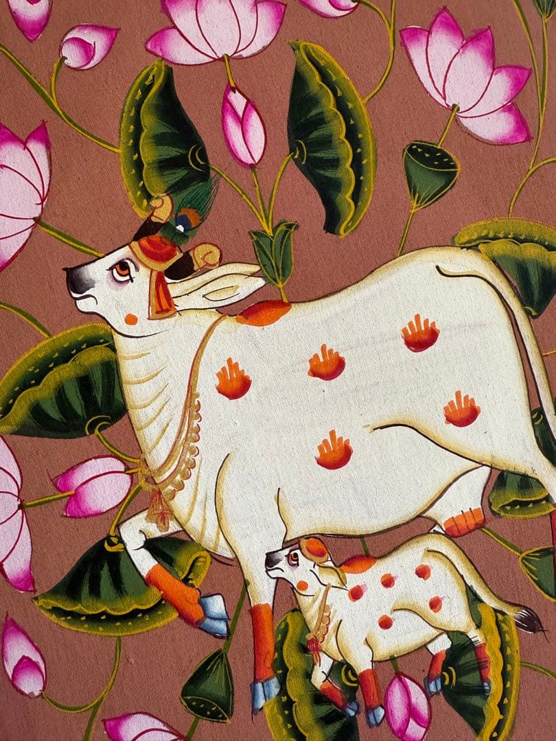 インド手描きピチャワイ画　牛と蓮の花の絵画