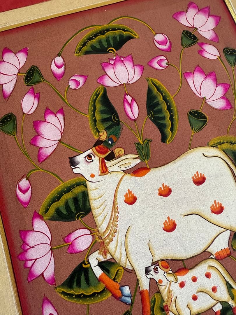 インド手描きピチャワイ画　牛と蓮の花の絵画