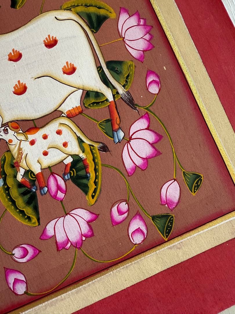 インド手描きピチャワイ画　牛と蓮の花の絵画
