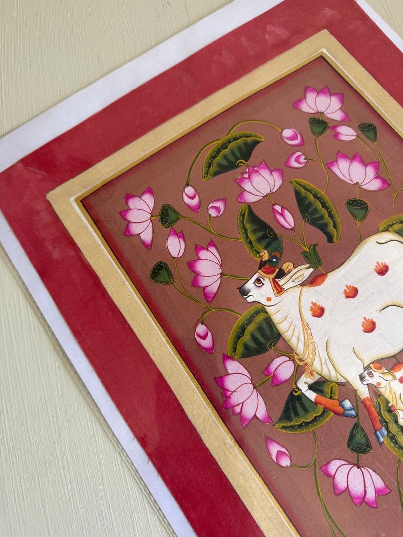 インド手描きピチャワイ画　牛と蓮の花の絵画