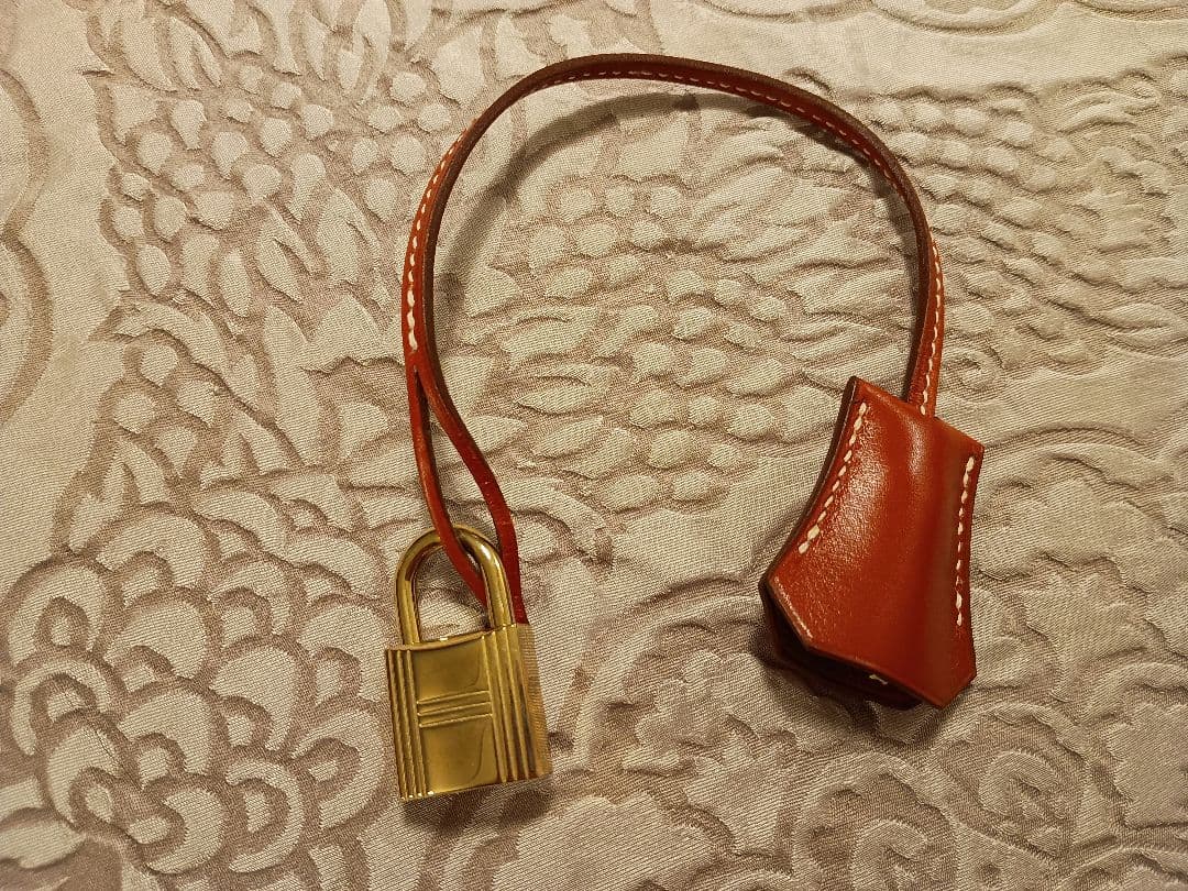 エルメス ケリーバッグ バーガンディ色の付属品 カデナ、クロシェット、鍵