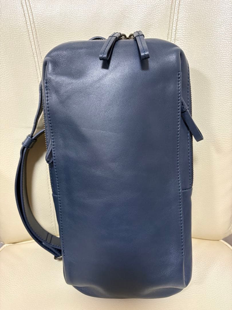 マザーハウス　カゼマトウレザーボディバック　ネイビー