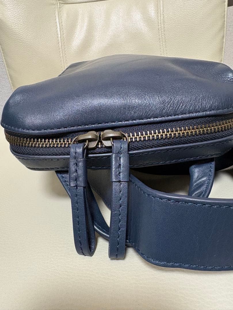 マザーハウス　カゼマトウレザーボディバック　ネイビー