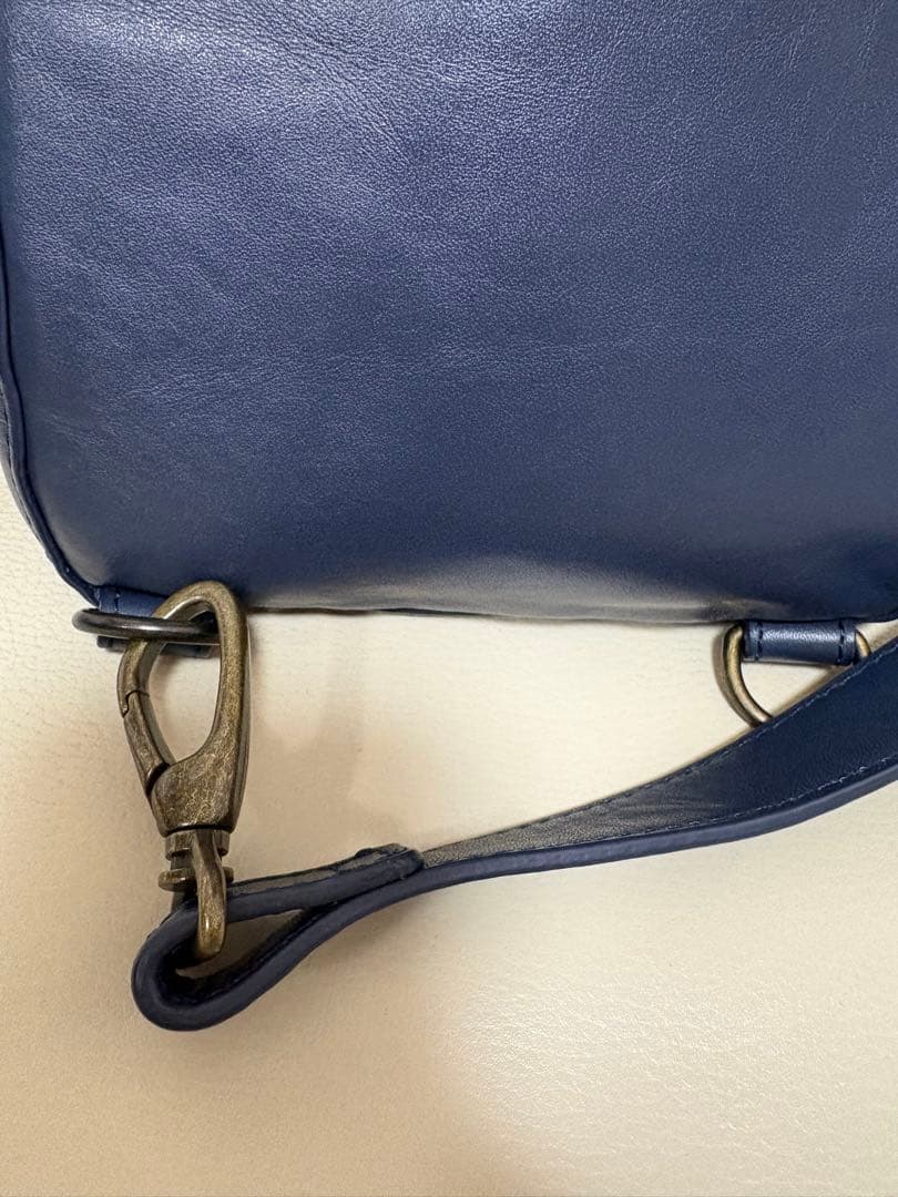 マザーハウス　カゼマトウレザーボディバック　ネイビー