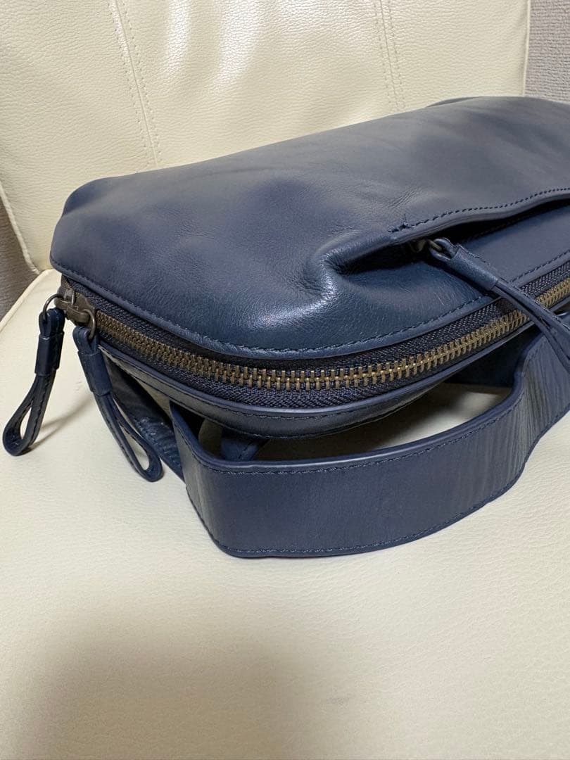 マザーハウス　カゼマトウレザーボディバック　ネイビー