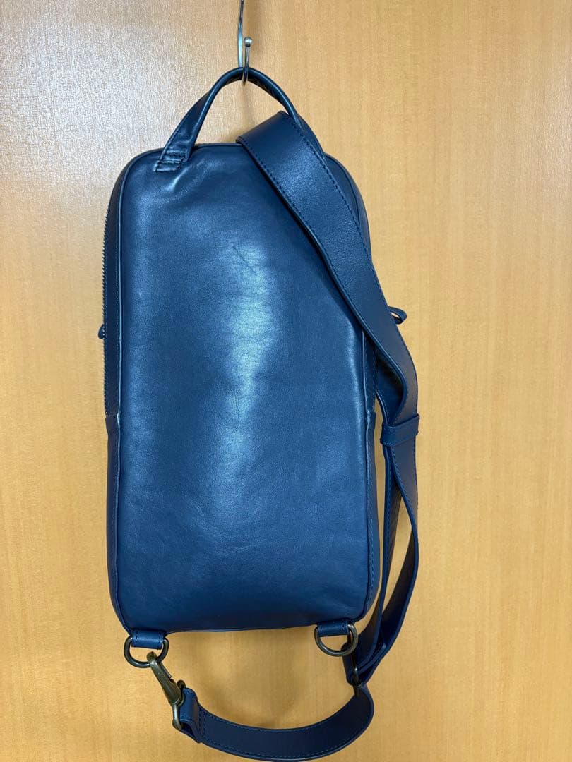 マザーハウス　カゼマトウレザーボディバック　ネイビー