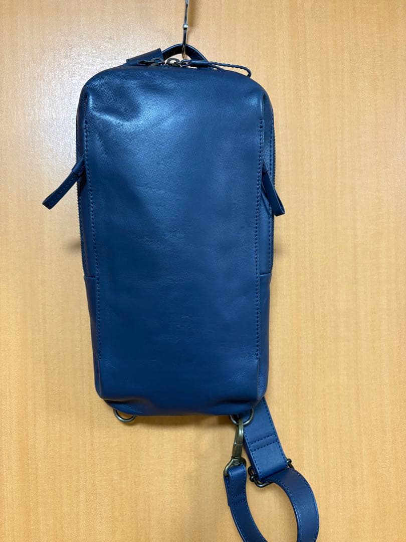マザーハウス　カゼマトウレザーボディバック　ネイビー
