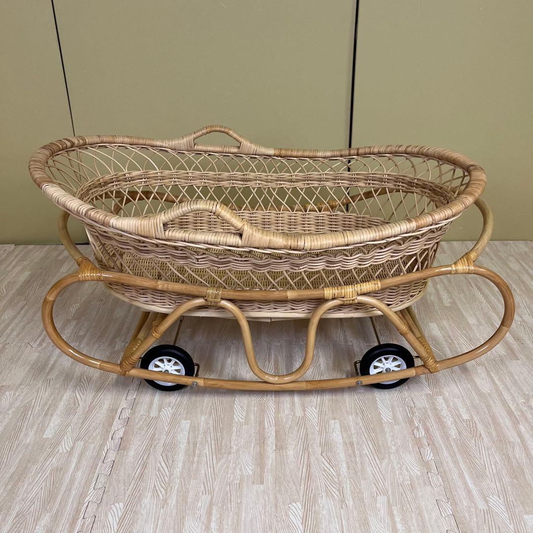 ☆程度良好☆　籐のベビーベッド　ゆりかご　格納式ローラー付