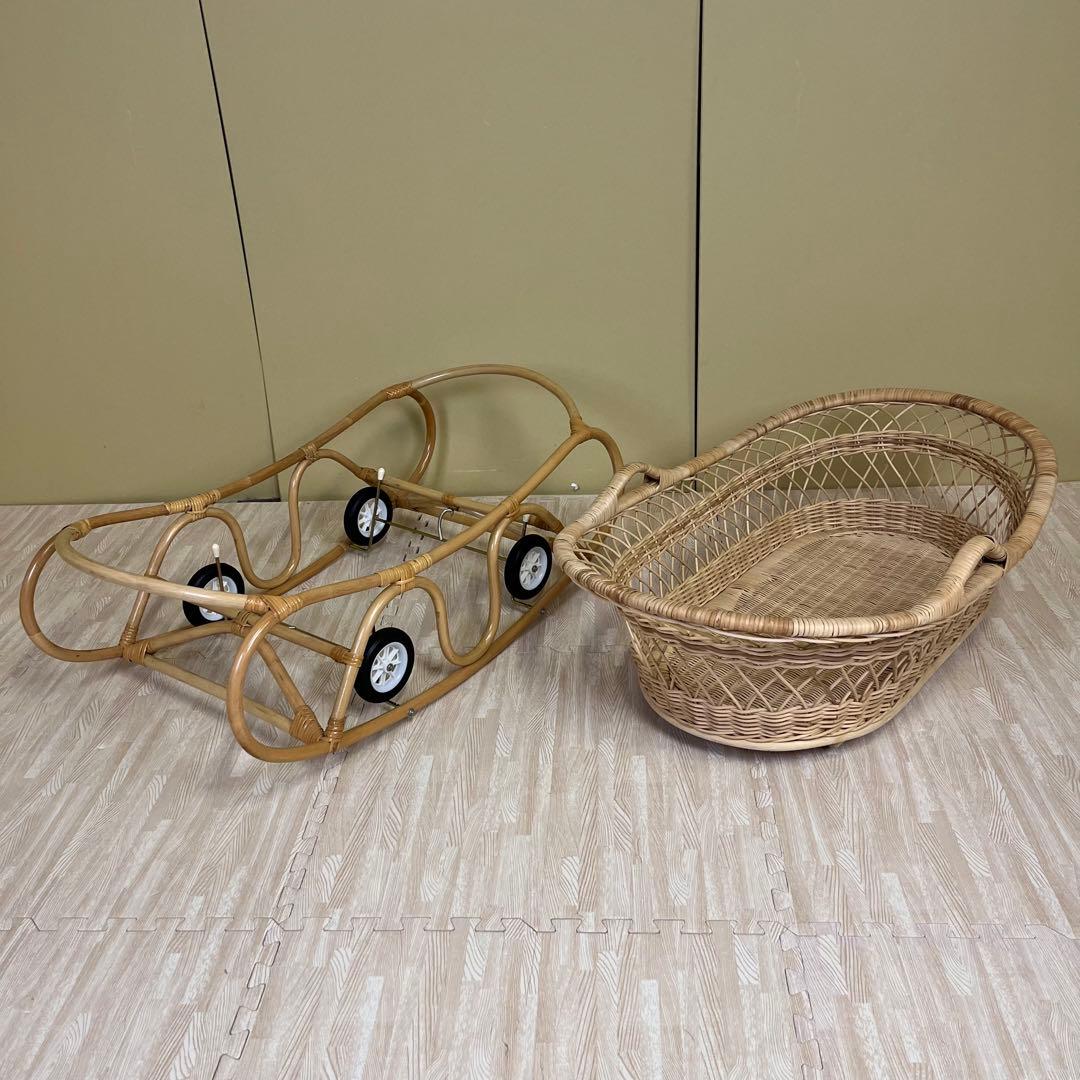 ☆程度良好☆　籐のベビーベッド　ゆりかご　格納式ローラー付