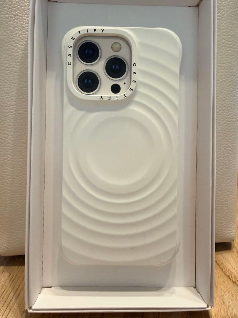 CASETiFY ホワイト波形デザインケースiPhone１６Pro