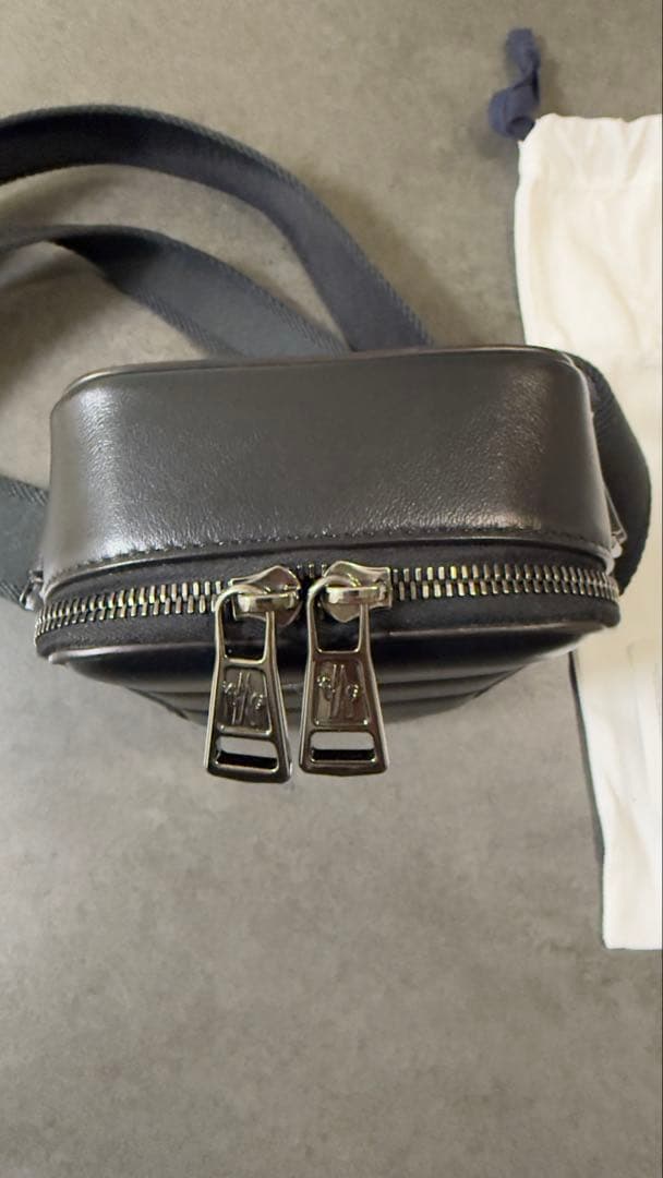 MONCLER レザーショルダーバッグ 使用5日 定価16.2万