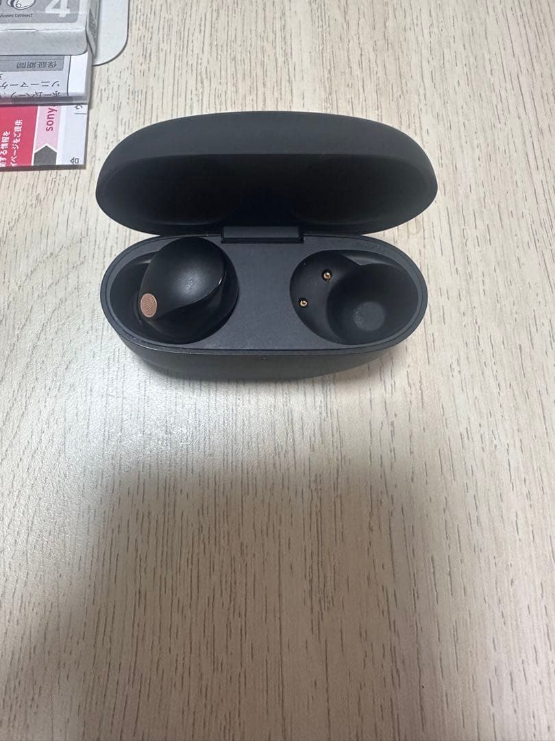 Sony WF-1000XM5 (左とケース)