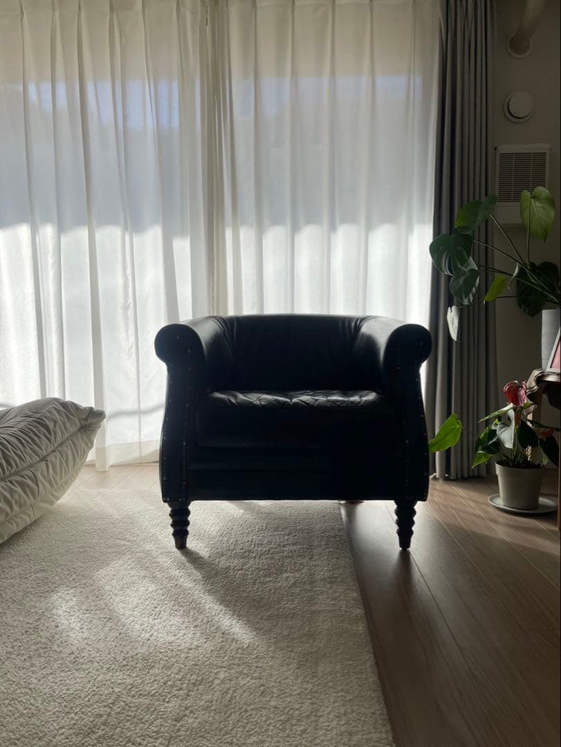 mobelArt 1人掛けレザーソファ　スタッズ装飾付き