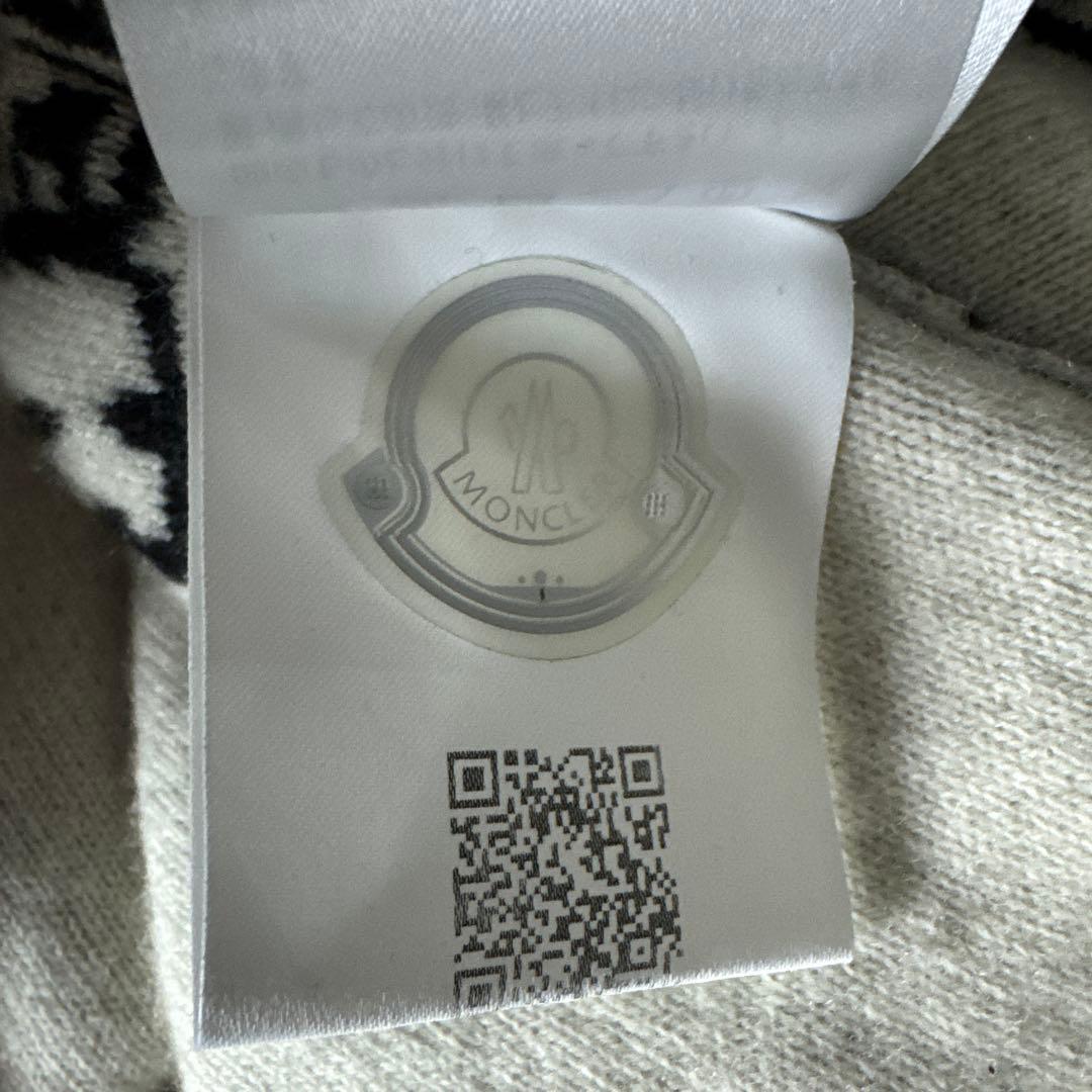 【人気】MONCLER ブラック ニットセーター ロゴ入り　黒　mサイズ